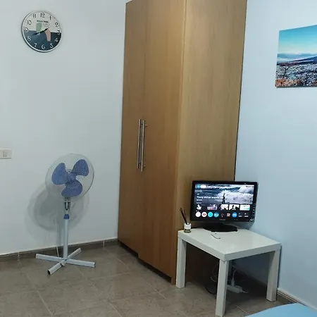 منزل للإقامة Cristianos Centro, With A Private Bathroom In Shared